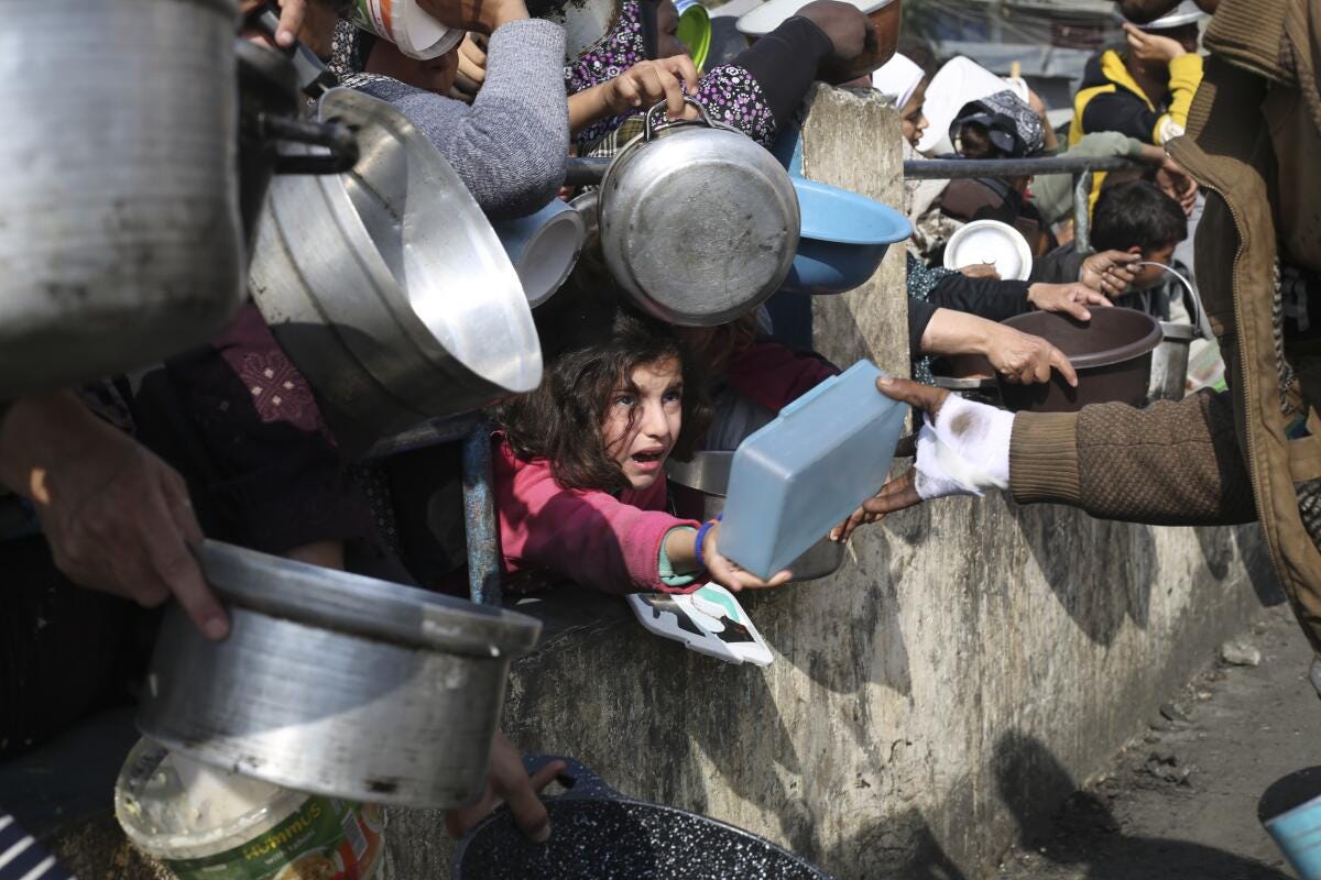 Palestinos hacen fila para recibir comida durante la ofensiva aérea y terrestre israelí 