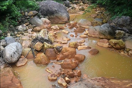 La rivière Cokrokembang, ravagée par la pollution au cuivre La rivière Cokrokembang, ravagée par la pollution au cuivre