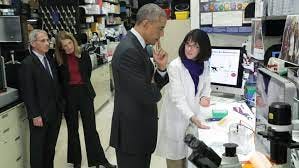 Fact check: Viral photo shows Obama, Fauci visiting NIH lab in 2014