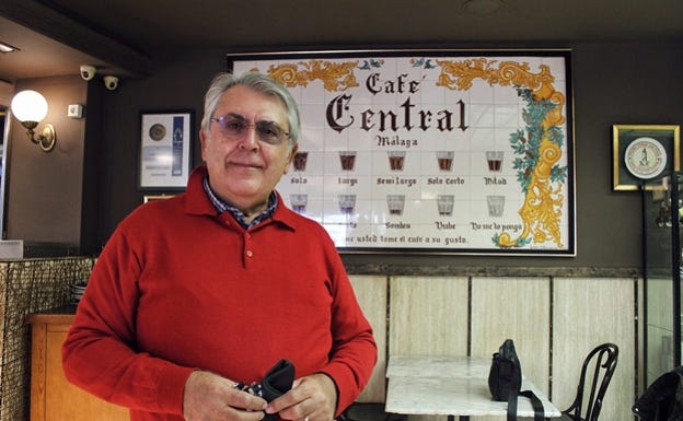 Rafael Prado, en el interior del Café Central. 