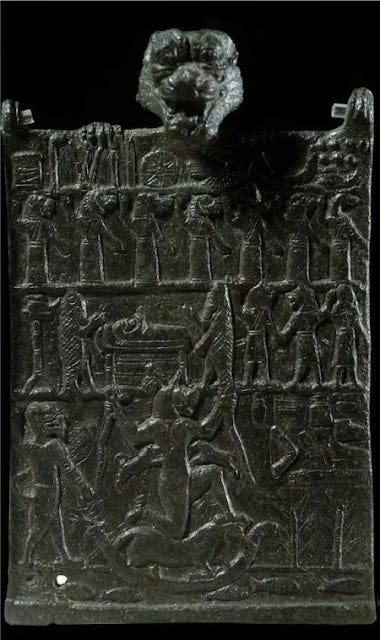 Este livreto mesopotâmico em bronze apresenta um antigo exorcismo e está no Museu do Louvre, em Paris. Este livreto mesopotâmico em bronze apresenta um antigo exorcismo e está no Museu do Louvre, em Paris.