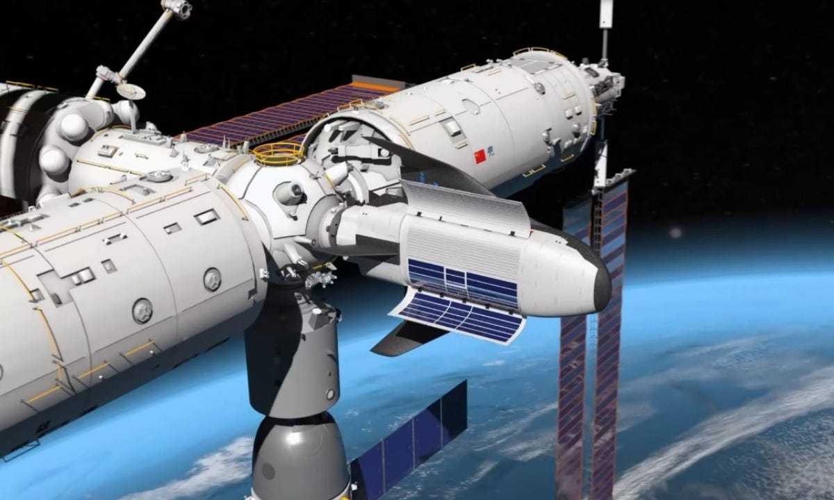 A render of the Haolong cargo spaceplane docked to the front of the Tianhe module.