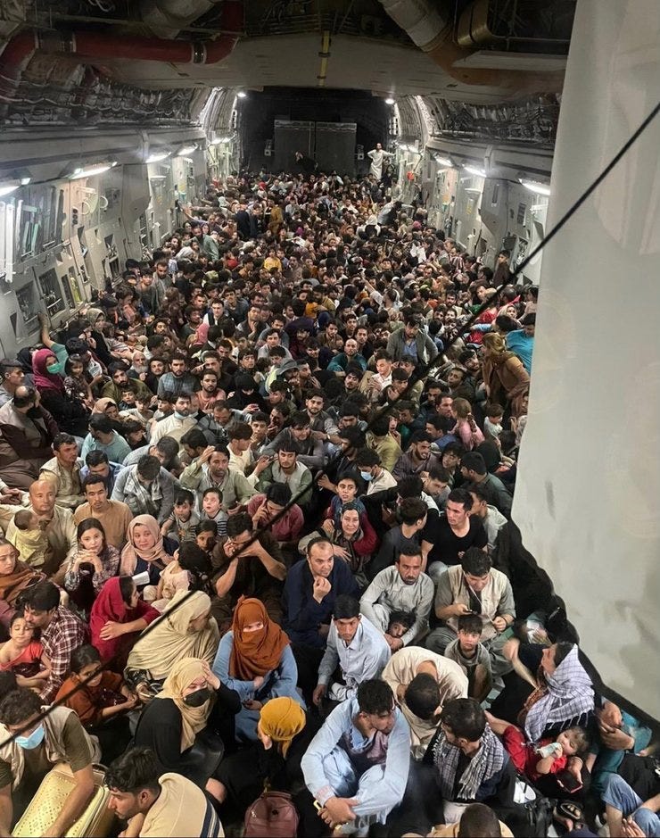 Foto de la semana. Dentro de un Reach 871 de la Fuerza Aérea de EEUU se retiran 640 afganas de Kabul 