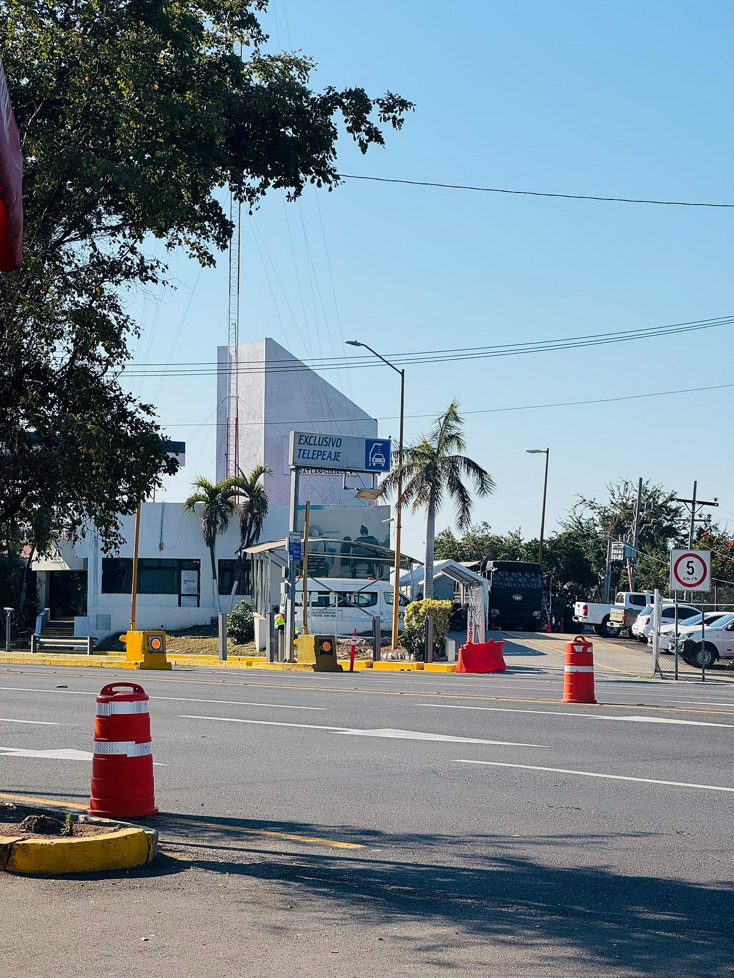 A photo showing the exclusivo telepeaje lane at a toll station in Mexico