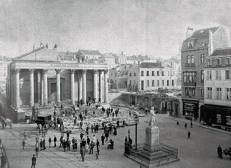 Fichier:1892, vue sur les travaux de démolition de l'ancien Palais de Justice et du percement de la rue Lebeau.jpg
