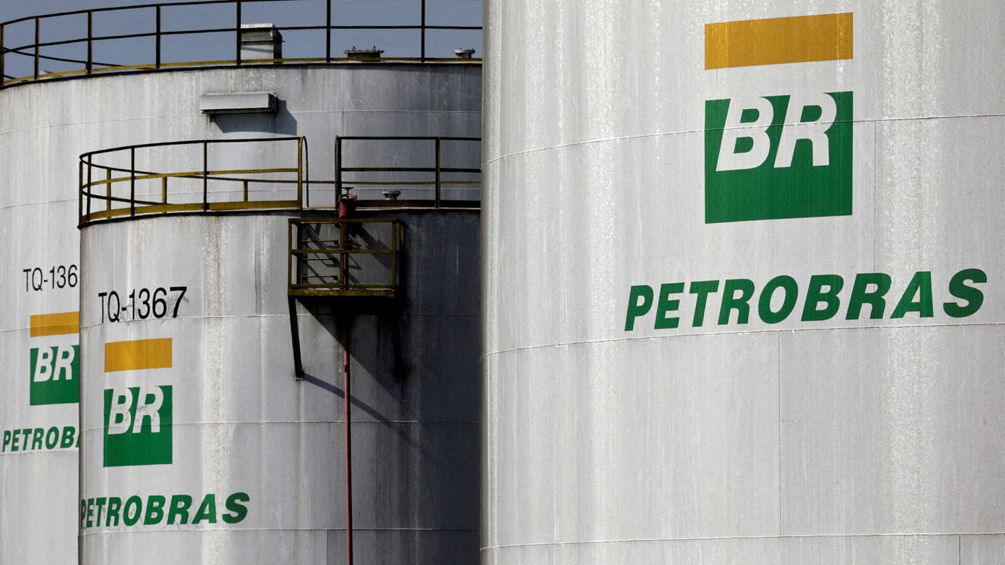 La crisis política brasileña y la subida de precios zarandean a Petrobras,  que pierde casi un