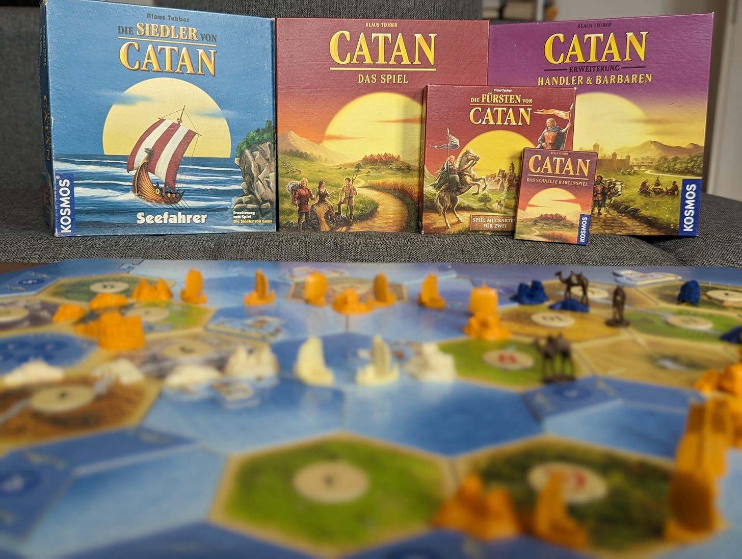 Das Catan-Grundspiel, zwei Erweiterungen, das schnelle Kartenspiel und das Catan-Duell