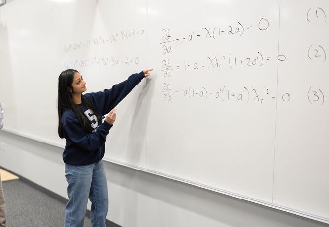 Divya Tyagi, étudiante diplômée en ingénierie à Penn State, présente son travail sur un problème mathématique vieux d'un siècle Divya Tyagi, étudiante diplômée en ingénierie à Penn State, présente son travail sur un problème mathématique vieux d'un siècle