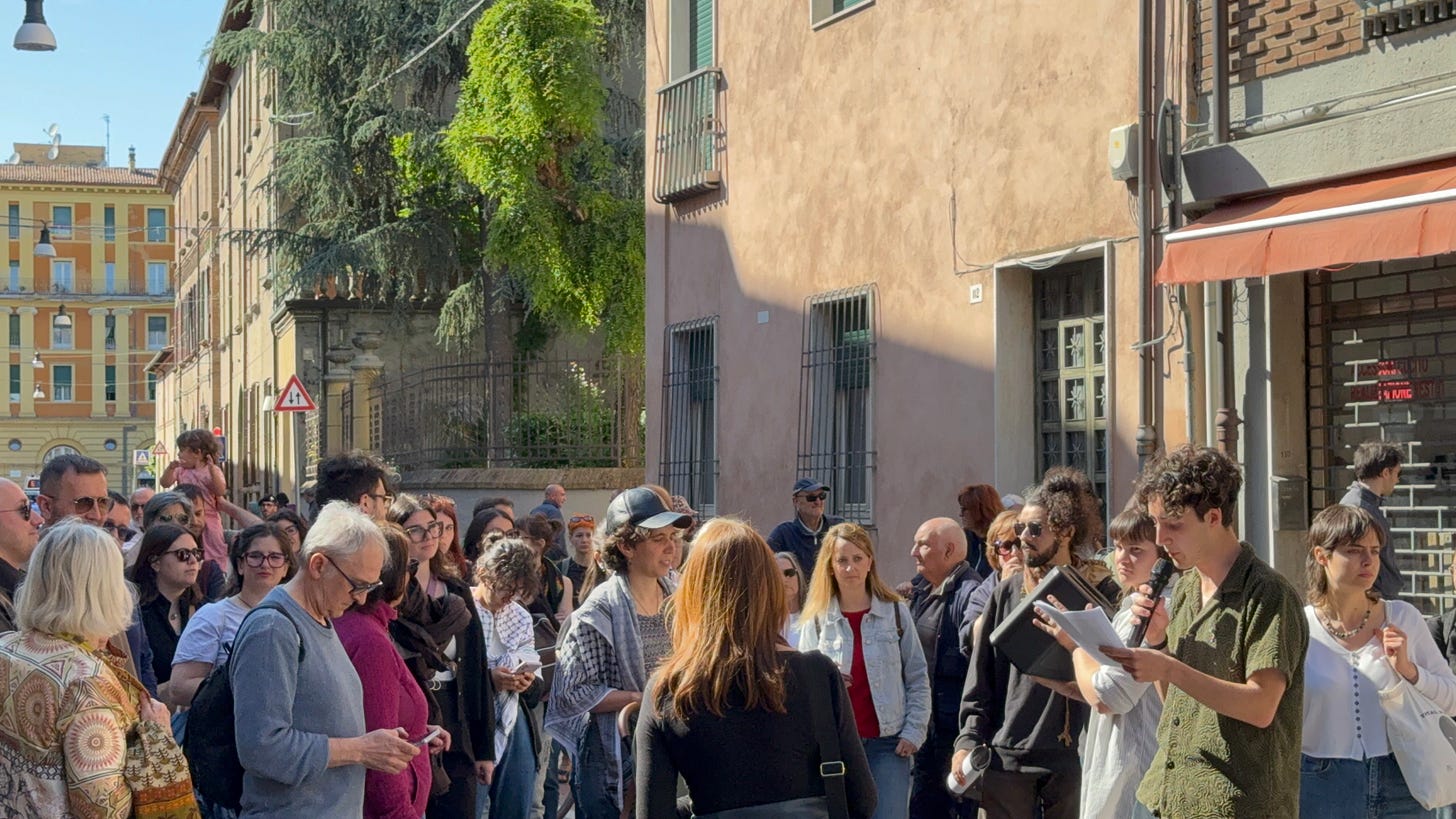 Momento della passeggiata “Ricordi itineranti” nel centro di Forlì, organizzata nell’ambito del progetto Col.M.A.Te. a due anni dall’alluvione del 2023. Una partecipazione diffusa per coltivare memoria collettiva e consapevolezza climatica.