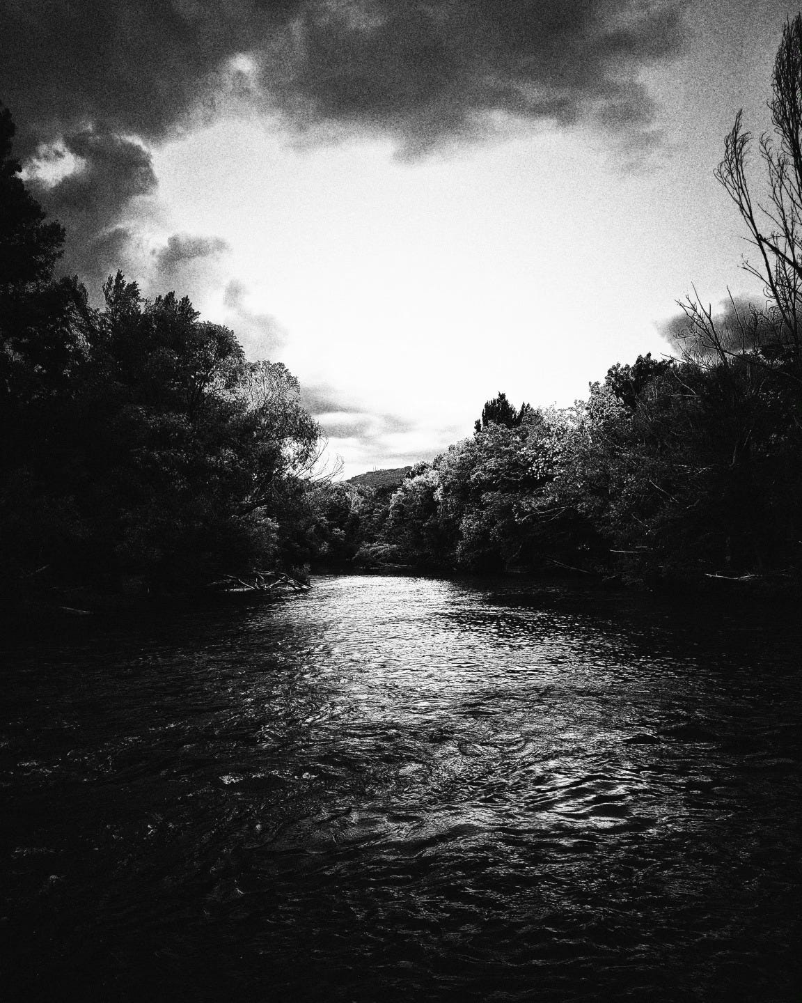 Puede ser una imagen en blanco y negro de crepúsculo
