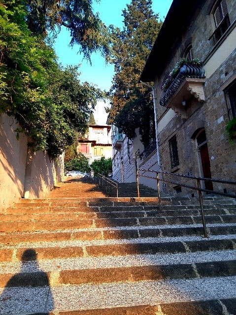 la scalinata del quartiere Le Cure a Firenze