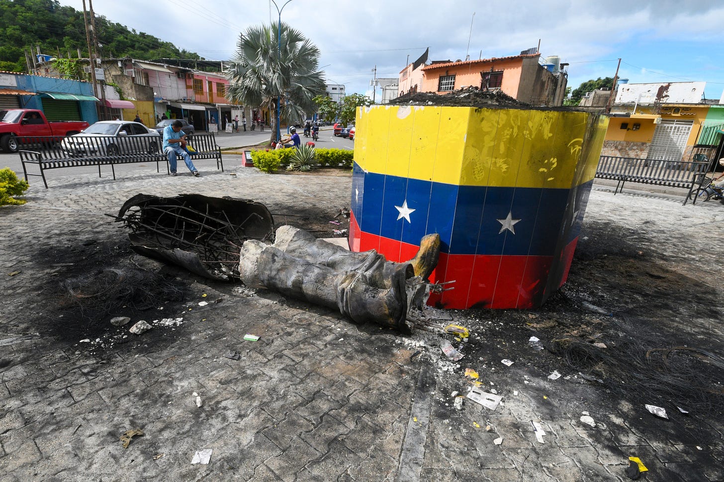 Una estatua destruida del fallecido presidente venezolano Hugo Chávez en Valencia, Venezuela.