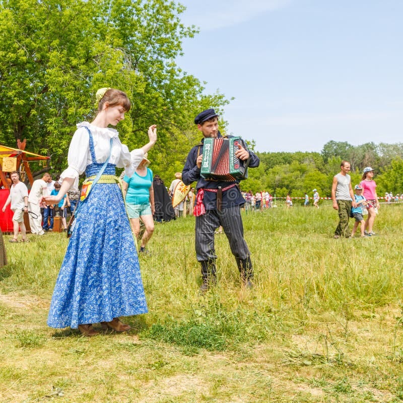 https://thumbs.dreamstime.com/b/russia-samara-june-russian-peasant-women-lead-dance-to-accordion-music-audience-festival-journey-to-past-169888491.jpg