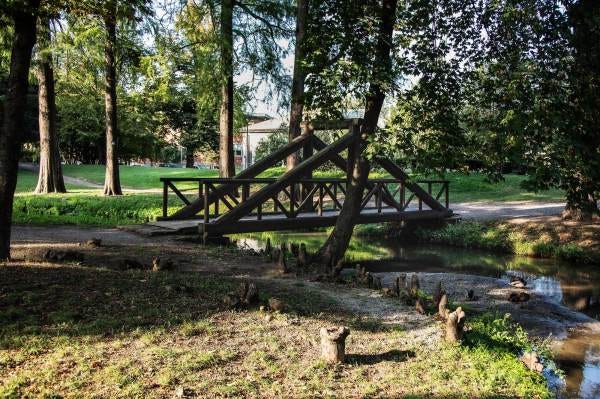 Il ponte ai Giardini Pubblici di Crema (Cr), il luogo scelto per ambientare il ritratto di Michela per il progetto "Donne di Crema" (C)Monica Monimix Antonelli