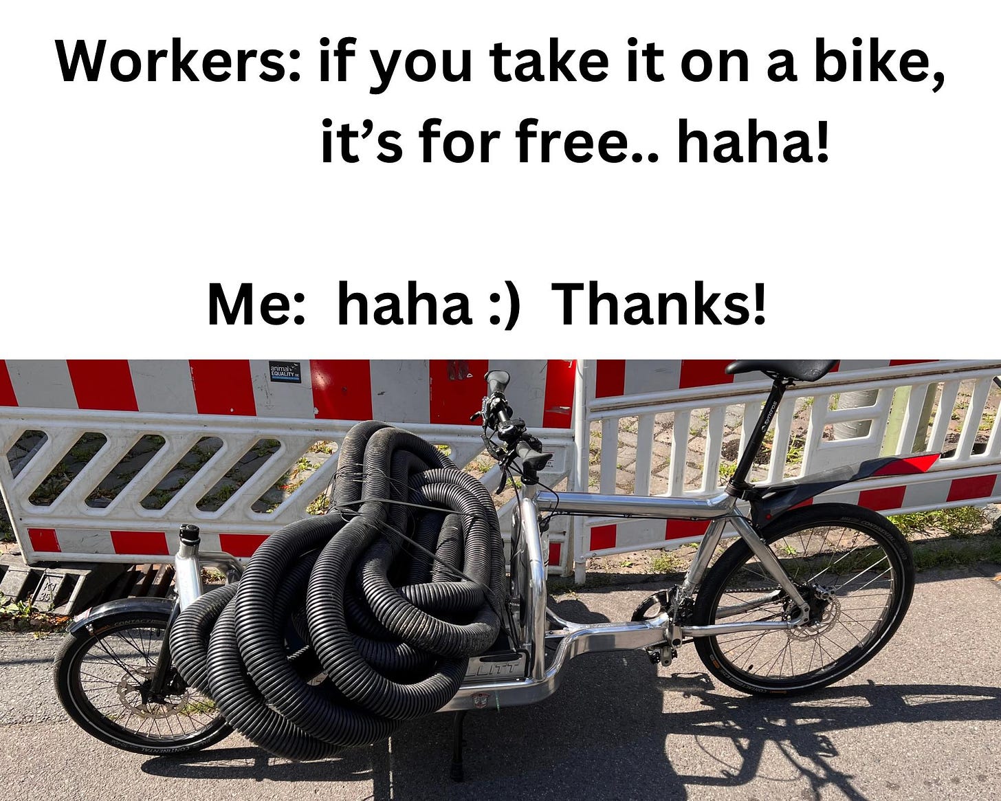 Peut être une image de scooter, vélo et texte qui dit ’Workers: if you take it on a bike, it's for free.. haha! Me: haha:) Thanks! C’