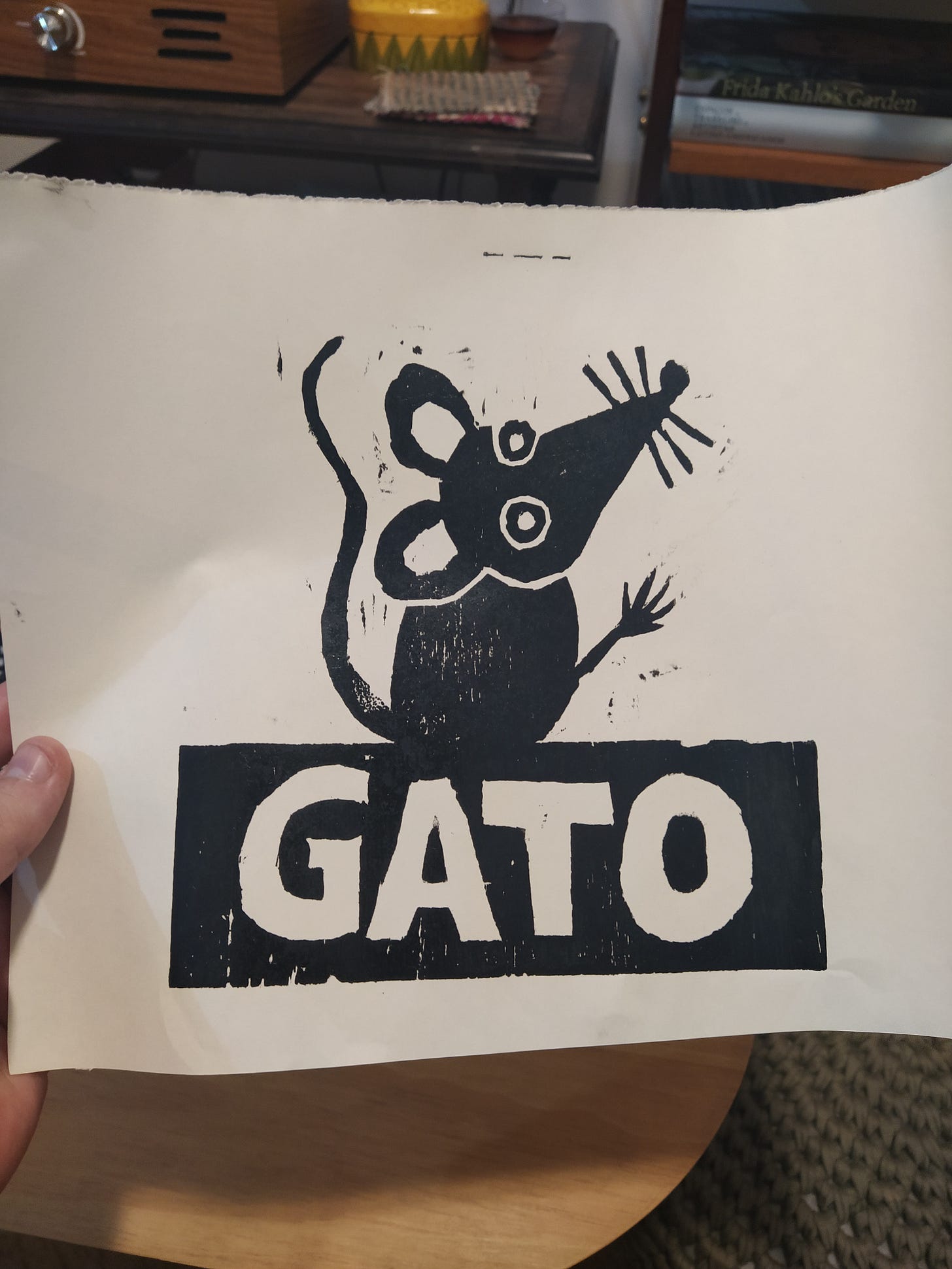 Impressão de xilogravura de um rato sobre a palavra "Gato"