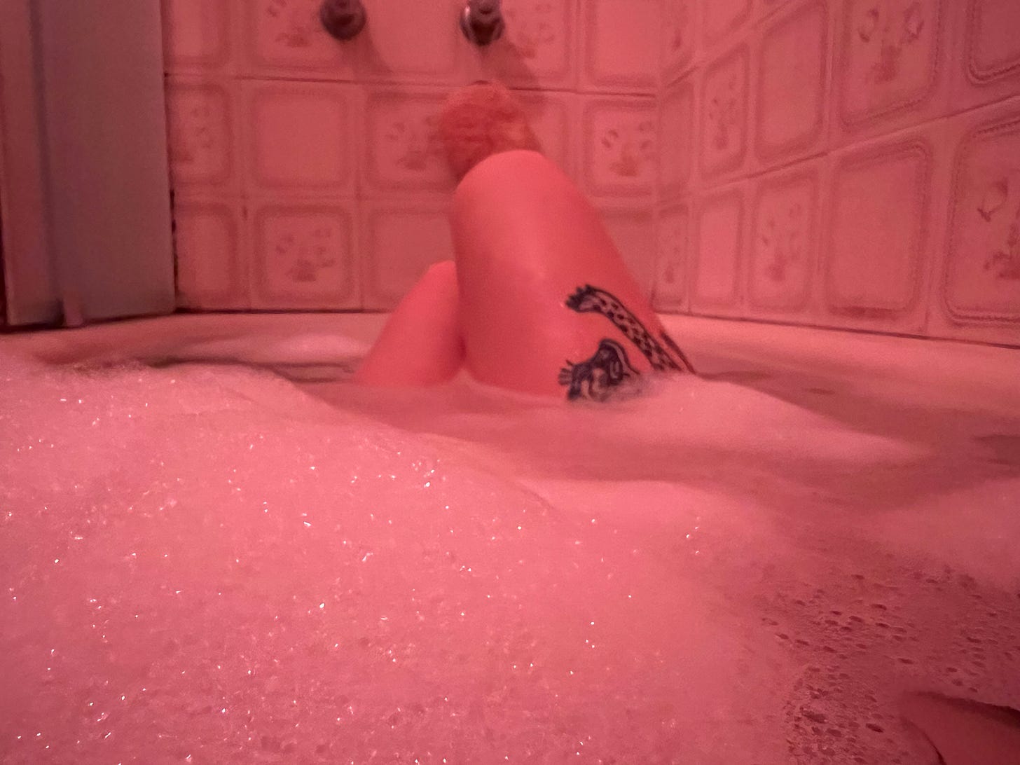 Foto: Uma banheira de espuma, com minhas pernas saindo da água.