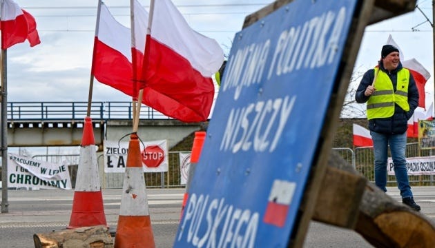 Польські фермери поновили блокування напрямків пунктів пропуску «Корчова» та «Медика»