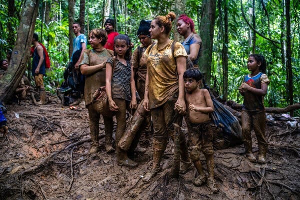 Miles de venezolanos se arriesgan en el Darién para llegar a EE. UU. - The  New York Times