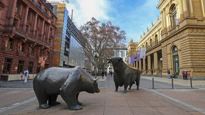 The bear and bull statues outside the Frankfurt Stock Exchange