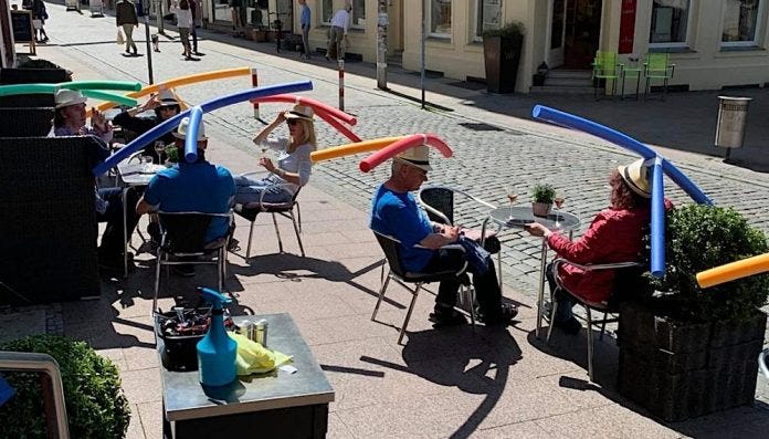 tysk kafe med hodeplagg covid