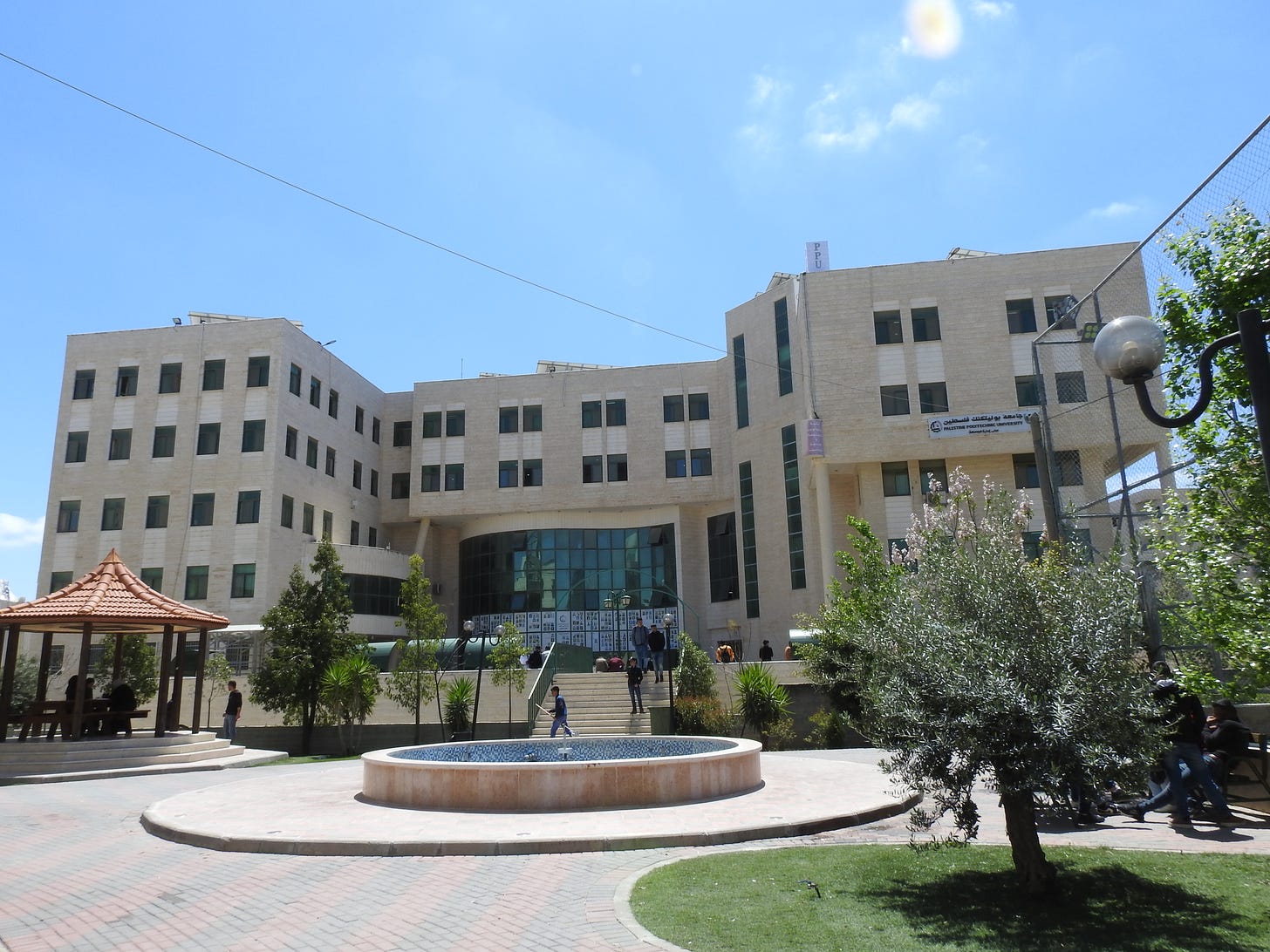 Bilde av en bygning på campus ved Palestine Polytechnic University i Hebron