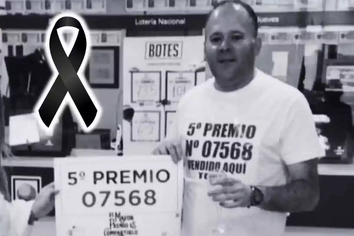 Plano corto de Óscar Marcos, el lotero de 49 años que ha fallecido en Zamora, en una imagen en blanco y negro con un lazo al lado