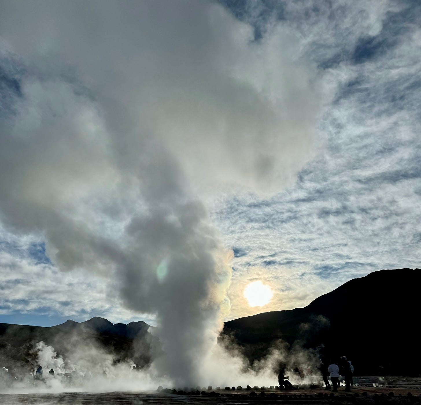 Geiser en El Tatio y turistas. Foto propia.