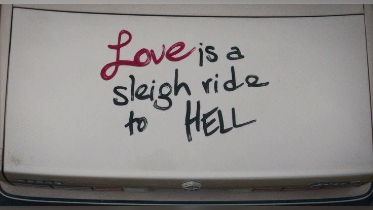 "o amor é uma viagem perigosa para o inferno" escrito em capô de carro branco