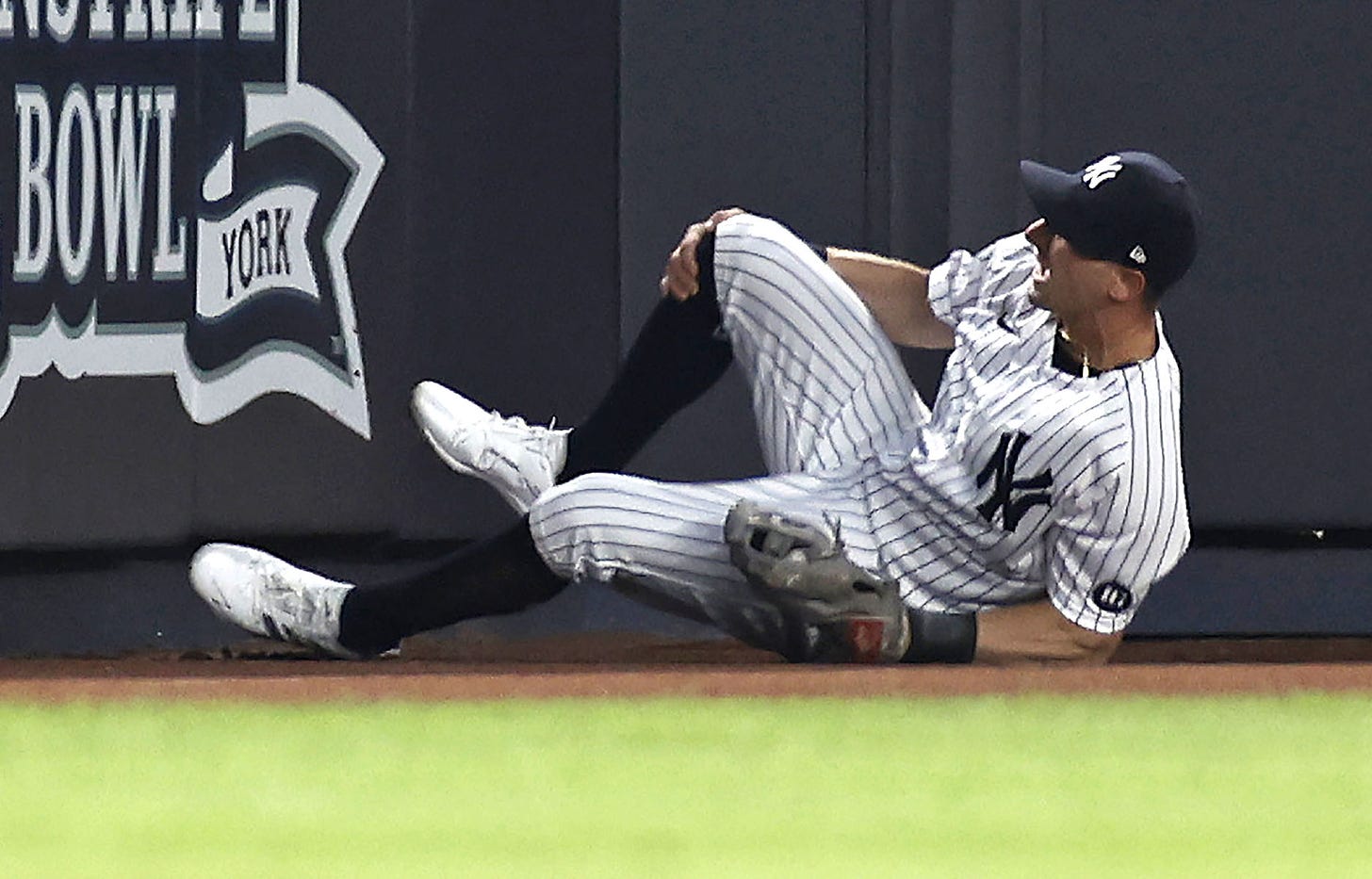 Yankees' Tim Locastro tears ACL after making leaping catch