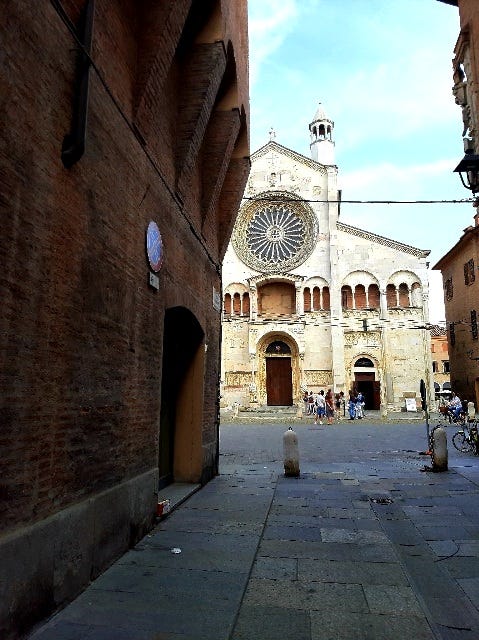 per le strade in centro a Modena, camminando in direzione del Duomo