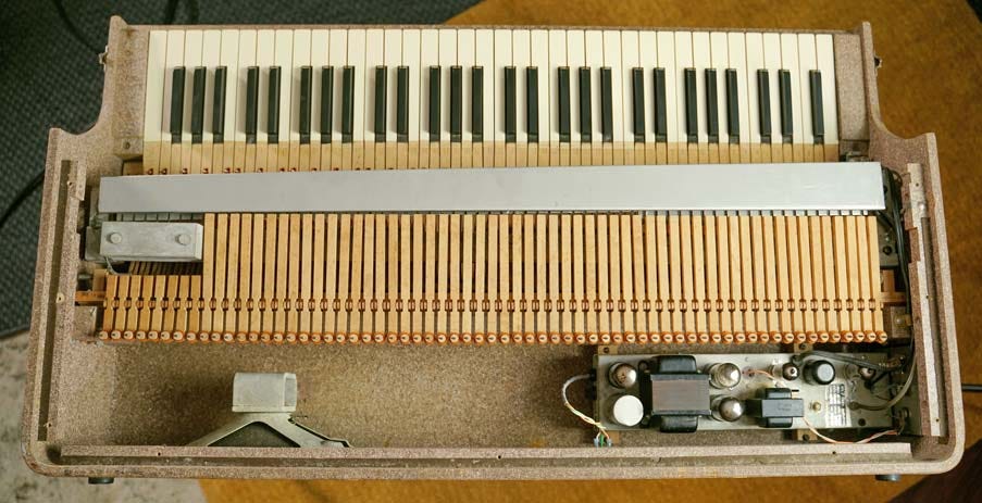 A Wurlitzer 112 with the lid off