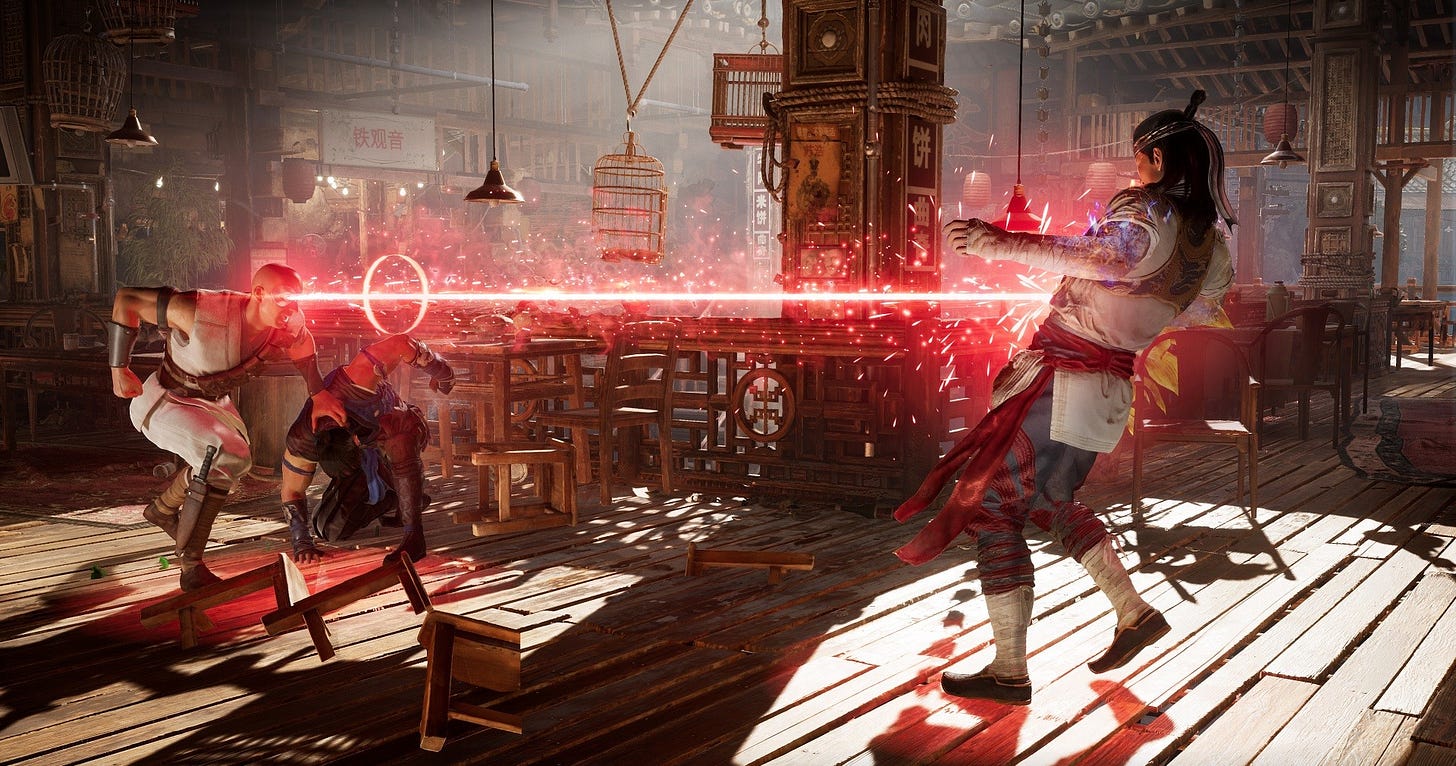 Bildbeschreibung: Screenshot aus dem Videospiel "Mortal Kombat 1". In einem traditionellen chinesischen Restaurant kämpfen zwei Figuren auf der linken Bildseite gegen eine Figur auf der rechten Bildseite. Eine der Figuren links schießt aus ihrem künstlichen Auge einen roten Laserstrahl in Richtung der Figur rechts.