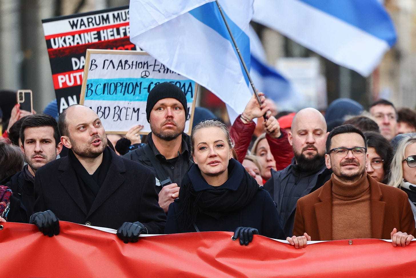 Vladimir Kara-Murza, Yulia Navalnaya e Ilya Yashin, en la manifestación contra la guerra en Berlín, este domingo.