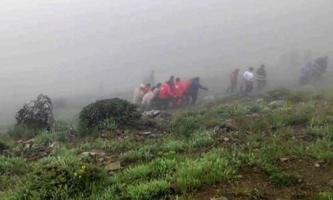 Questa ripresa, tratta dal filmato diffuso dalla Mezzaluna Rossa iraniana il 20 maggio, mostra i soccorritori che recuperano i corpi sul luogo dell'incidente dell'elicottero.