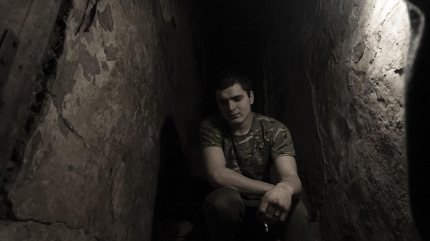 A Ukrainian serviceman smokes in a shelter at a position at the line of separation. - Sputnik International, 1920, 31.01.2025