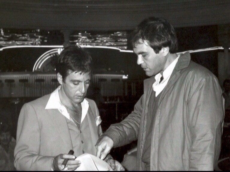 Orange Cinéma Twitterren: "RT @AlbertGalera Al Pacino and Oliver Stone on  the set of Scarface (1983), directed by Brian De Palma and written by Oliver  Stone. https://t.co/teAeQ60uIU" / Twitter