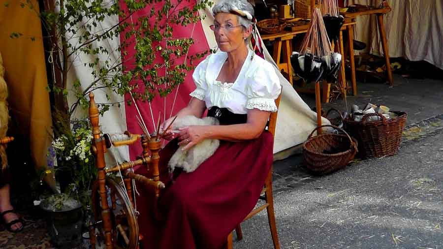 woman in the market with her spinning wheel