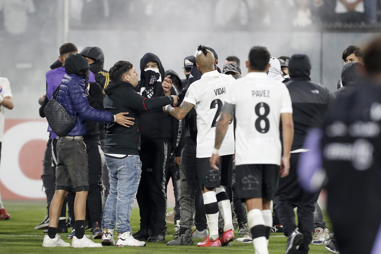 Dos hinchas de Colo Colo mueren aplastados durante un enfrentamiento con la  Policía