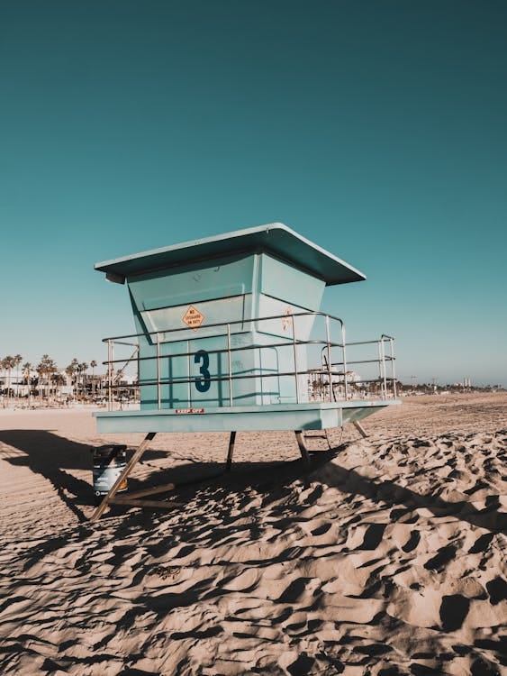 Free A scenic view of a lifeguard tower on a sunny Los Angeles beach, perfect for travel and lifestyle themes. Stock Photo