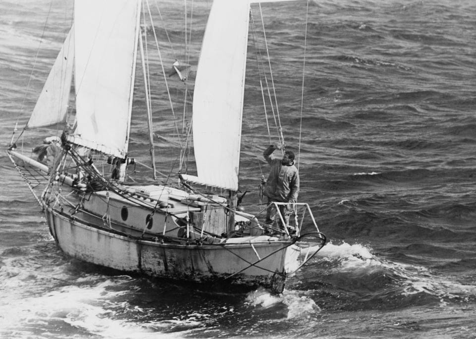 r/HistoryPorn - English sailor Robin Knox-Johnston on board his 32-foot (9.8-metre) boat Suhaili, nearing Falmouth at the end of his circumnavigation of the earth, the first to be achieved single-handed and non-stop (English Channel 1969) [2867x2043]