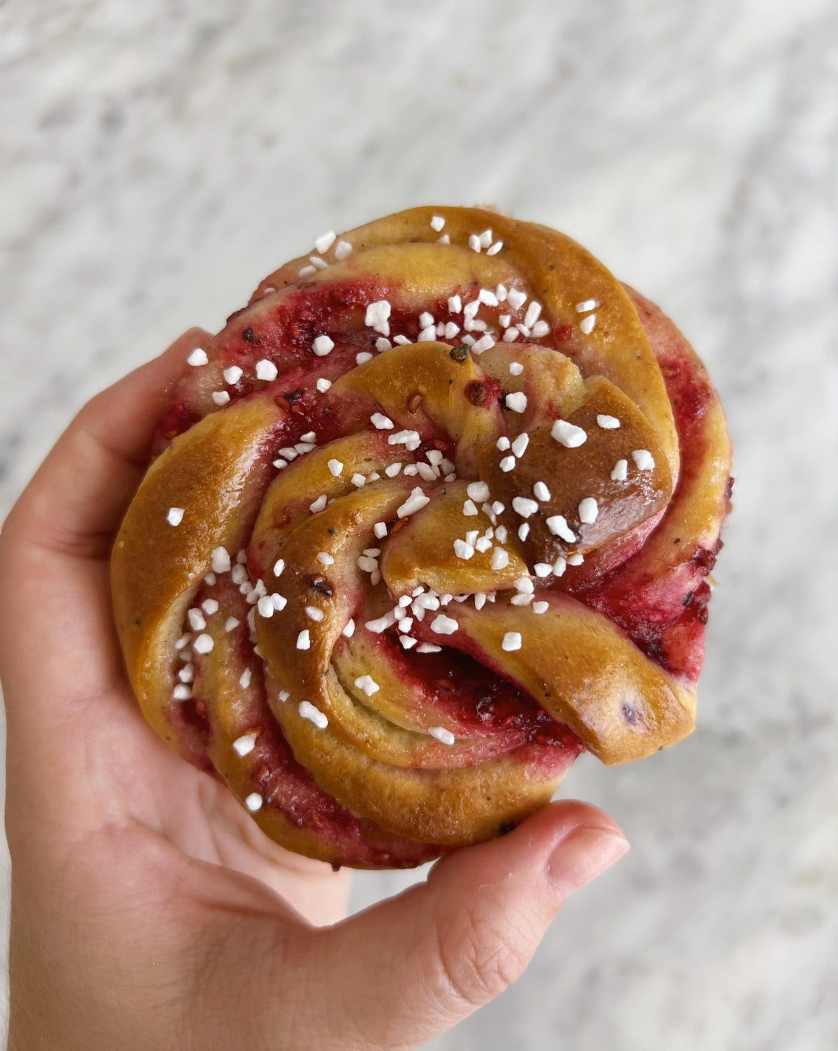 Hallonbullar: raspberry buns