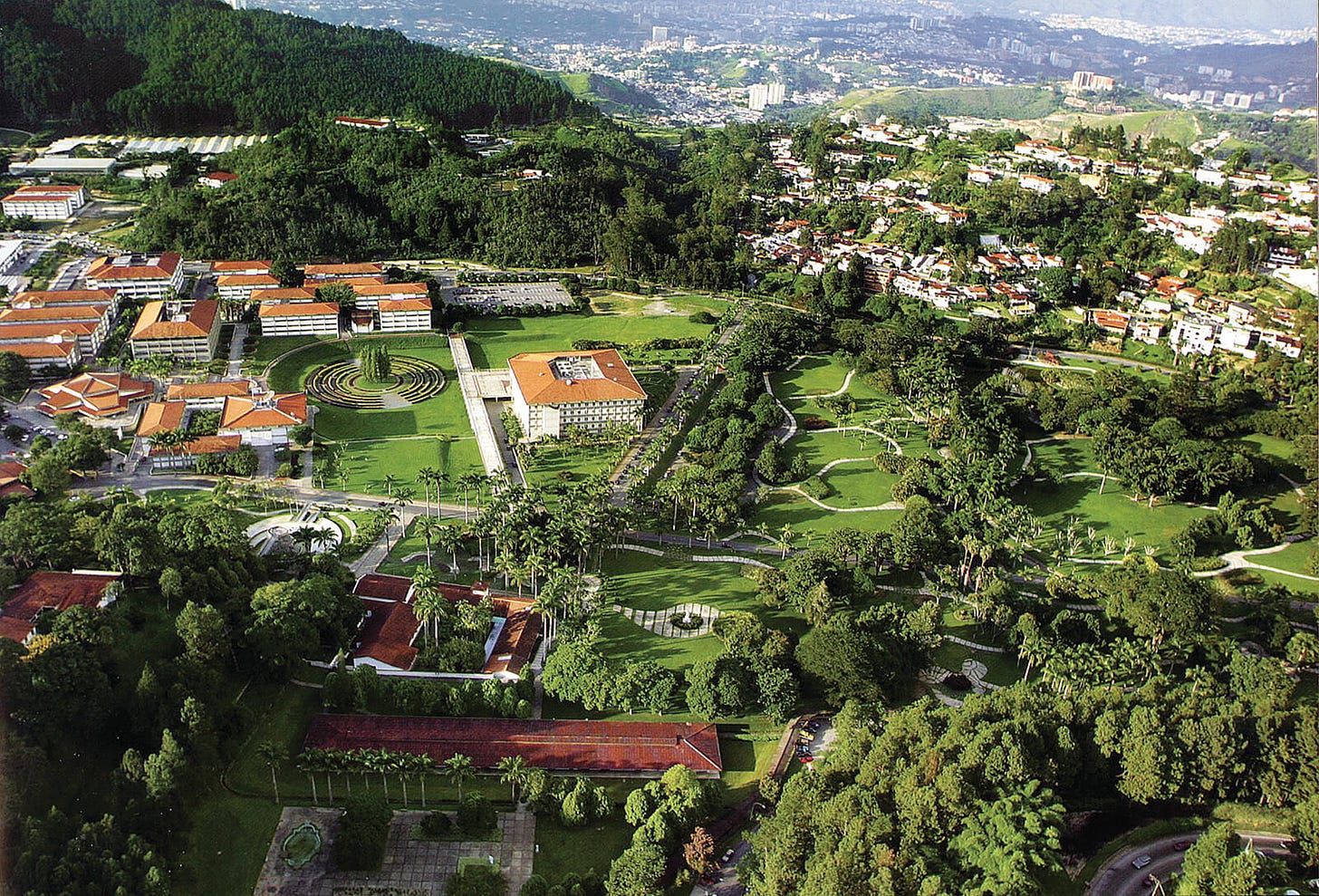 Jardines de la Universidad Simón Bolívar | Caracas del valle al mar