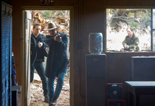 justified raylon breaking in fugitive number one recap 2015