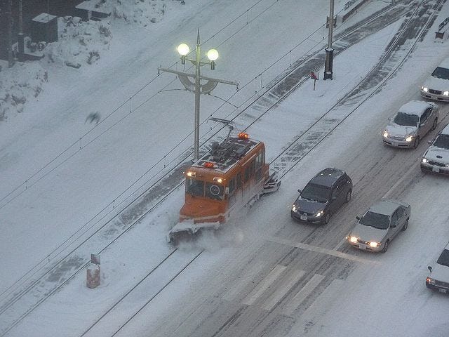 Can drivers be ticketed for not clearing snow off vehicles?