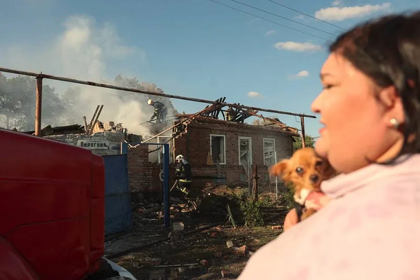 Anna Holubtsova, residente de Bajmut, observa cómo los bomberos exting