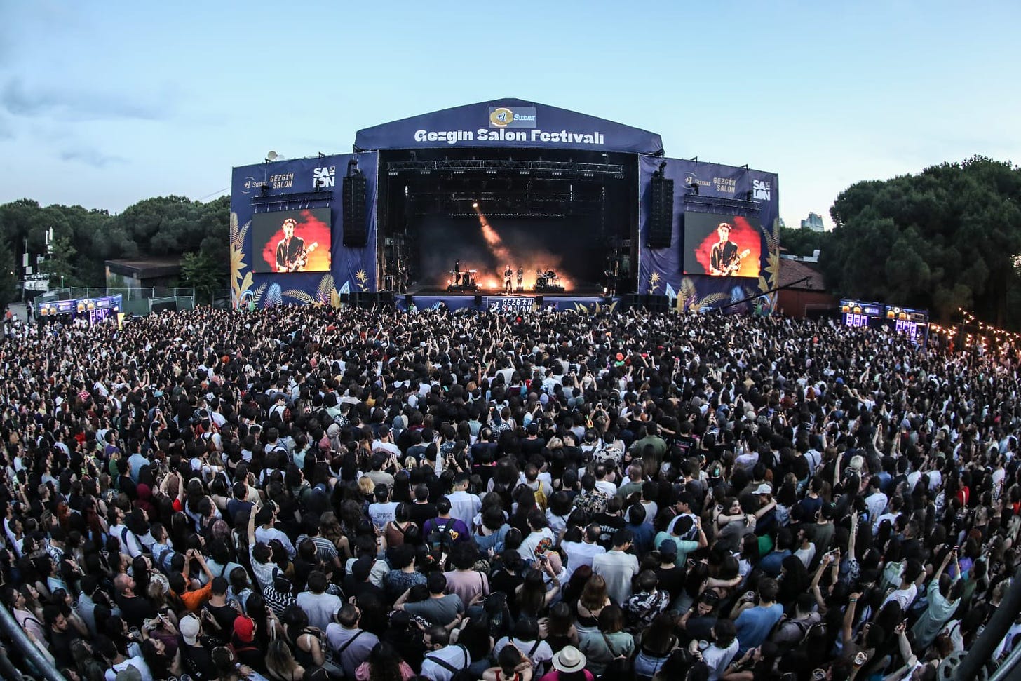 Salon İKSV on Twitter: "Tamino o yürek titreten sesiyle +1 Sunar: Gezgin  Salon Festivali'nde zamanı durduruyor adeta ❤️‍🔥 Üstelik sahnede  Tamino'ya, Radiohead efsanesi Colin Greenwood eşlik ediyor 🎸 Hem de bugün  doğum