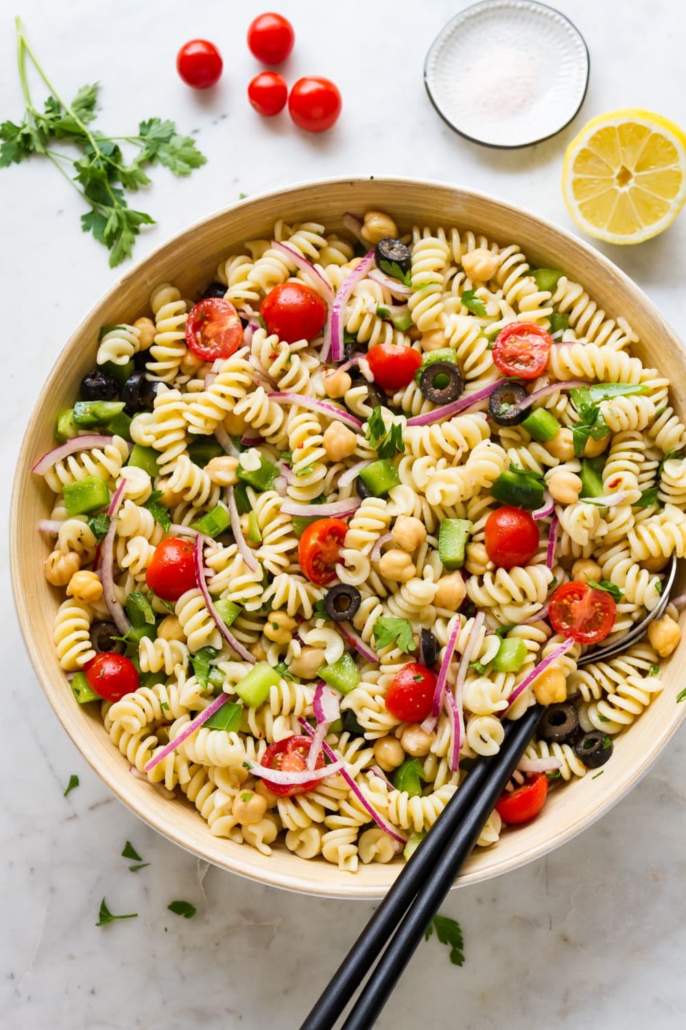 https://simple-veganista.com/wp-content/uploads/2019/05/easy-vegan-pasta-salad-recipe-2.jpg