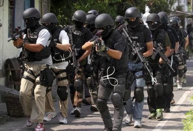 Une équipe d'assaut de la police indonésienne en pleine action Une équipe d'assaut de la police indonésienne en pleine action