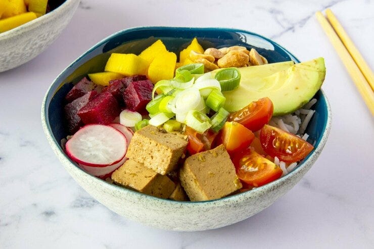 Poke bowl de quinoa y arroz vegano